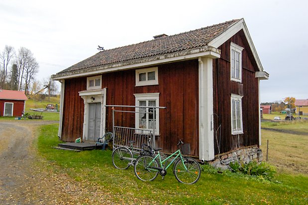 Kogsta 2:5. Hus i två våningar i röd panel med vita detaljer, fönster med vita spröjs, grå dubbeldörr.