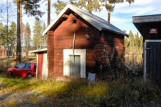 Kogsta 2:50. Rött, timrat härbre med blå lucka.