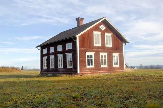 Storhögen 1:6. Villa tre våningar i röd panel, fönster med vita spröjs, murad skorsten.