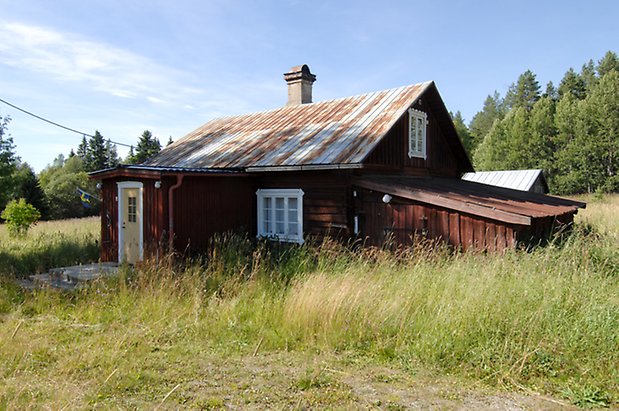 Kungsgården 5:4. Hus i rött timmer med förstukvist i röd panel, dörr i gult, fönster med vita spröjs.