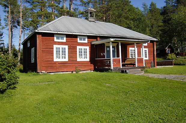 Västbyn 2:36. Hus i två våningar i rött timmer, fönster med vita spröjs, blå dubbeldörr, förstukvist i rött och vitt.