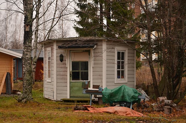 Draget 6. Åttakantigt lusthus i ljusgrå liggande panel.