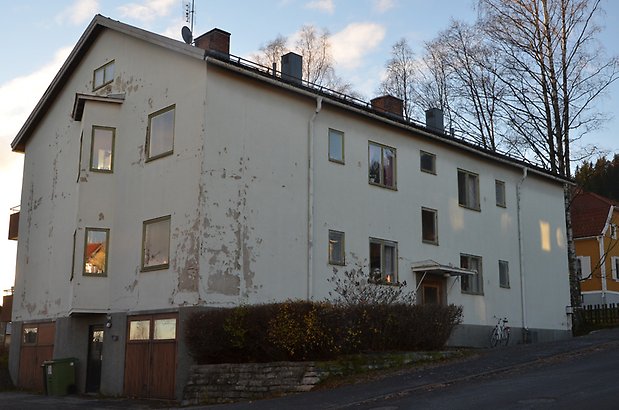 Åkermannen 2. Bostadshus i fyra våningar i vit puts med nedervåning i brun puts och bruna fönster.