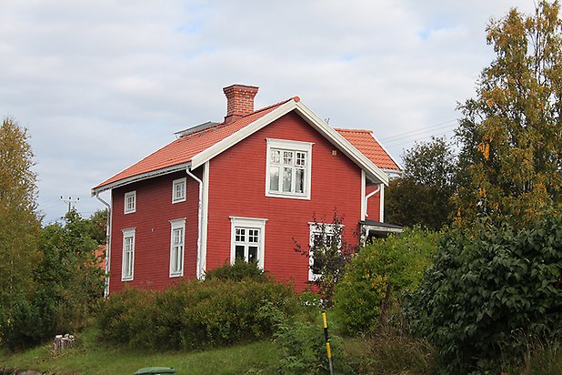 Brunflo-Backen 1:15. Villa i röd liggande panel med vita fönster med spröjs.