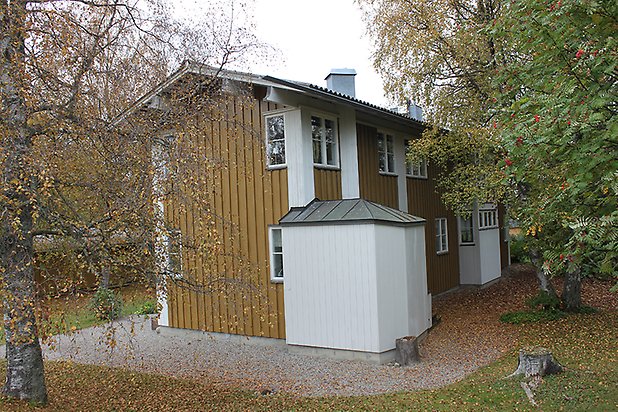 Brunflo-Viken 2:110. Villa i grön panel med vita detaljer och vita fönster med spröjs.