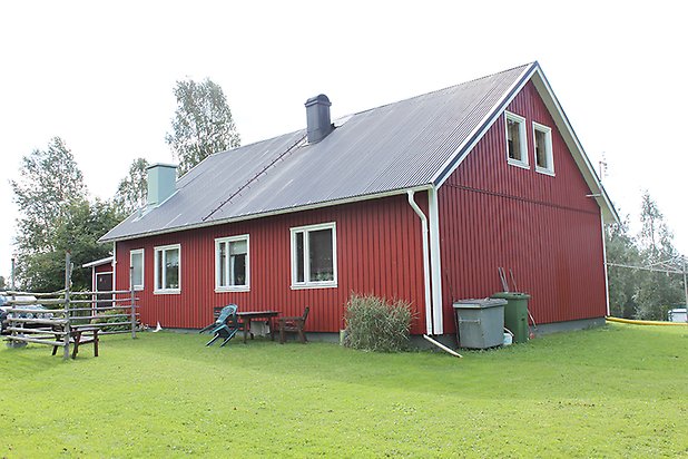 Häggesta 1:37. Villa i röd panel med vita fönster och grått plåttak.