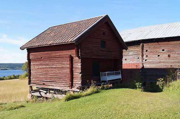 Torvalla 3:4. Rött, timrat härbre.