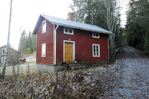 Lockne-Berge 1:2. Hus i två våningar röd panel på stengrund med fönster med vita spröjs och en liten trapp upp till en gul dubbeldörr.