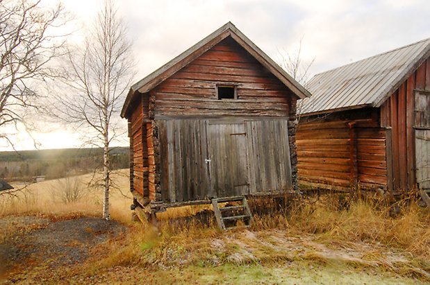 Lockne-Byn 3:1. Rtt/grått timrat härbre.