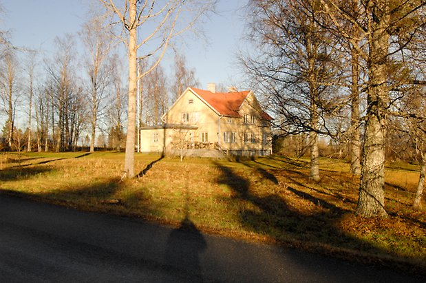 Lockne Prästbord 1:2. Villa i gul, liggande panel i två våningar med fönster med vita spröjs.