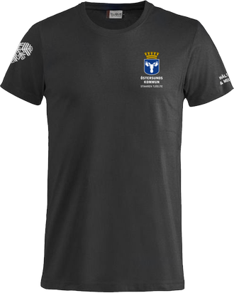Svart t-shirt med kommunlogotypen på vänster bröst, verksamhetsnamnet på vänster arm samt Östersundshjärtat på höger arm.
