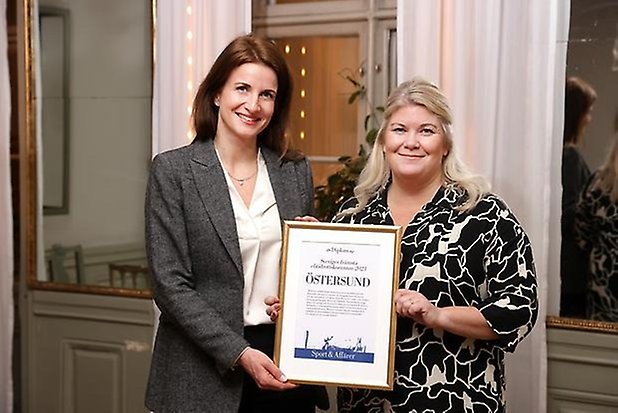 Effie Kourlos, kommunalråd och kommunstyrelsens 1:e vice ordförande, och Anna-Carin Svedén, förvaltningschef Kultur- och fritidsförvaltningen, tog emot priset för Östersunds kommun.