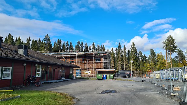 bilden visar att den nya förskolebyggnaden är placerad bakom den befintliga förskolan Luktärtan