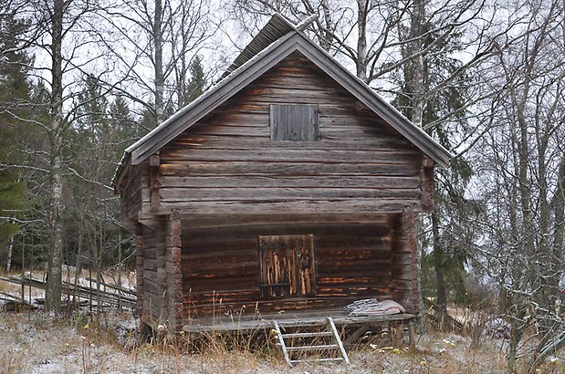 Valla 8:16. Uthus (häbre) Omålat.