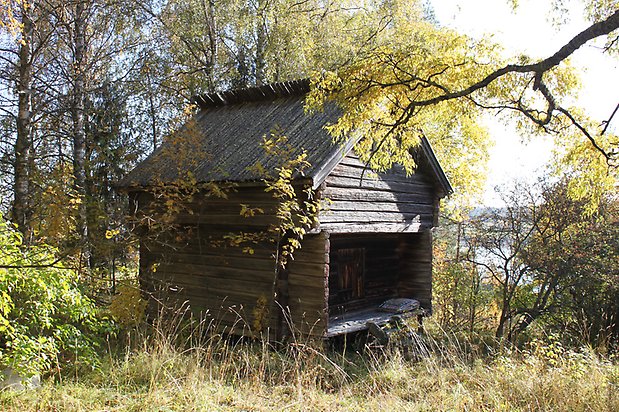 Valla 8:16. Uthus (häbre) Omålat.