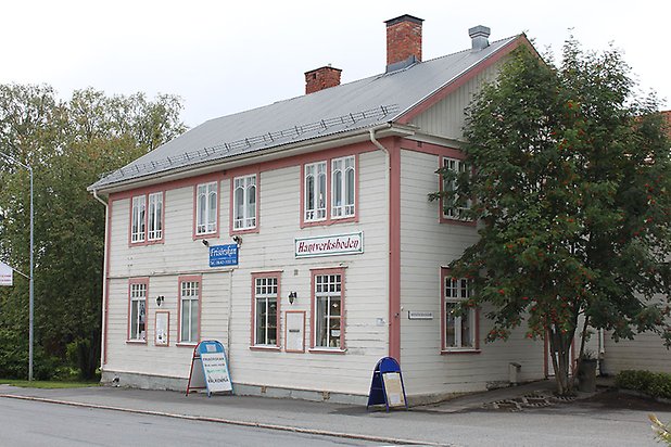 Söre 5:20. Bostadshus i två våningar i vit, liggande panel och röda detaljer med röda fönster med spröjs. 