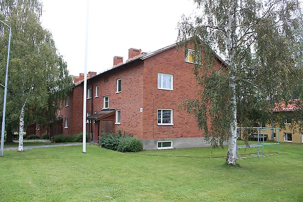 Söre 2:100. Flerbostadshus i brunt tegel med bottenvåning i betong.