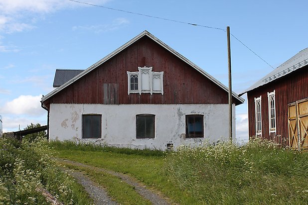 Orrviken 6:1. Byggnad med röd panel på övervåningen och vit puts på undervåningen. Vita fönster med spröjs och bruna fönster.