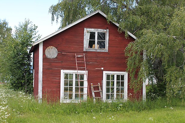 Sunne-Gärde 2:20. Hus i röd, liggande panel med vita fönster med spröjs.