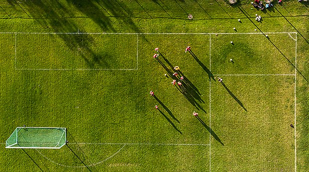 Fotbollsplan tagen från luften