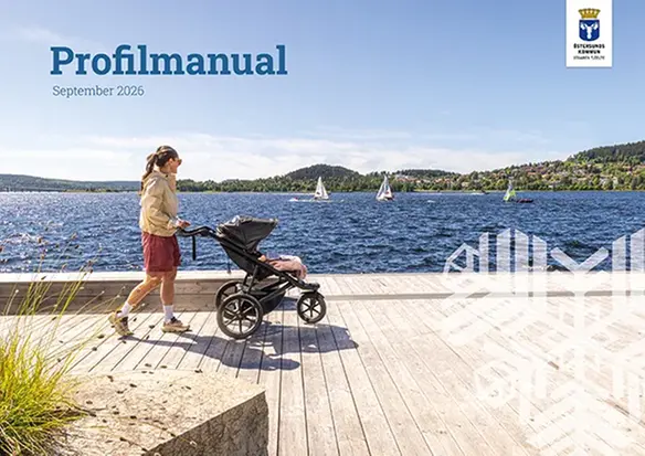 Omslaget på profilmanuelan. Kvinna med barnvagn på brygga med Storsjön i bakgrunden.