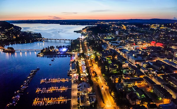 Flygbild över Östersund en sen sommarkväll. 
